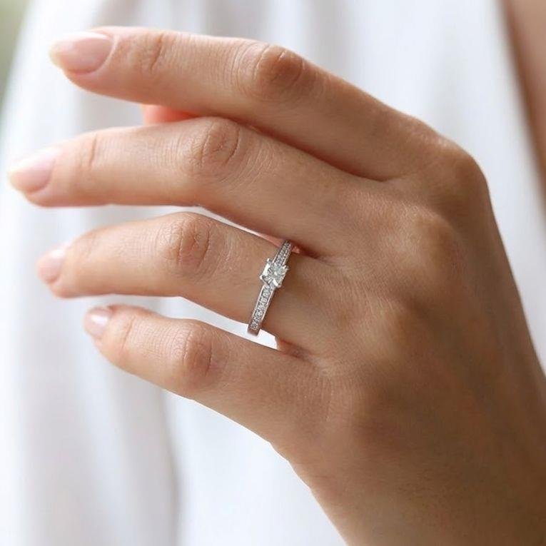 ANEL SOLITÁRIO CRAVEJADO DE PRATA 925