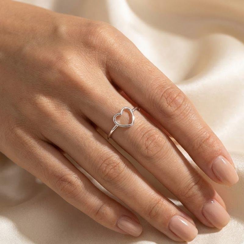 ANEL CORAÇÃO VAZADO LISO DE PRATA 925