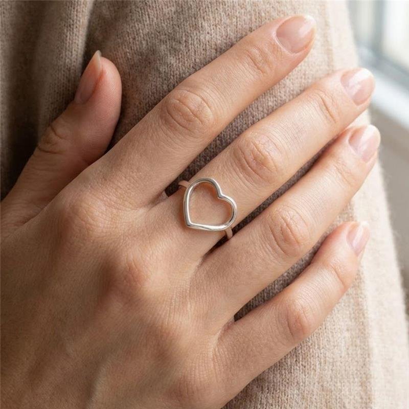 ANEL CORAÇÃO VAZADO DE PRATA 925