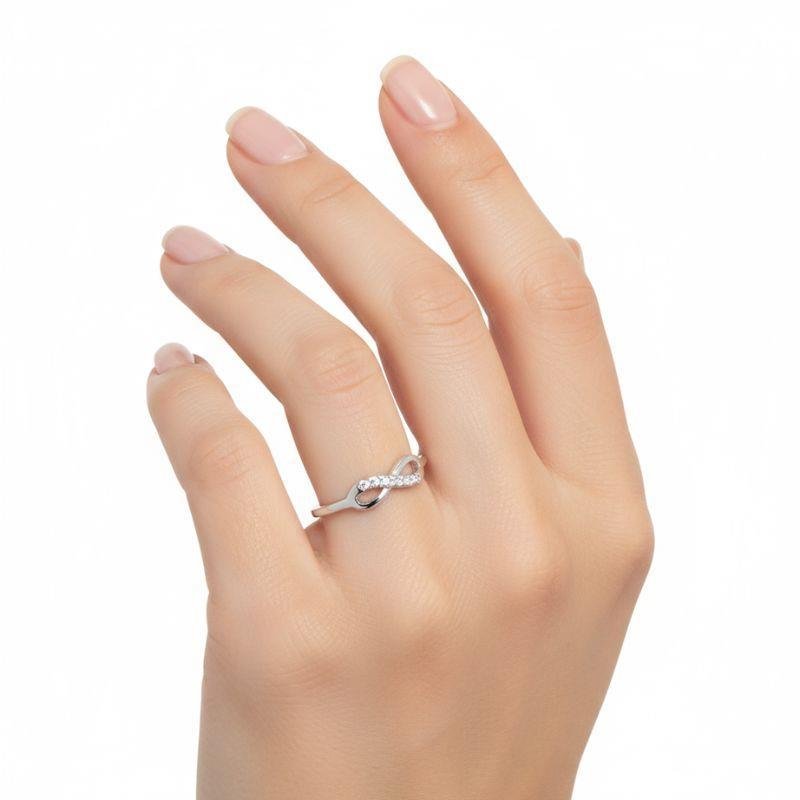 ANEL INFINITO CRAVEJADO PRATA