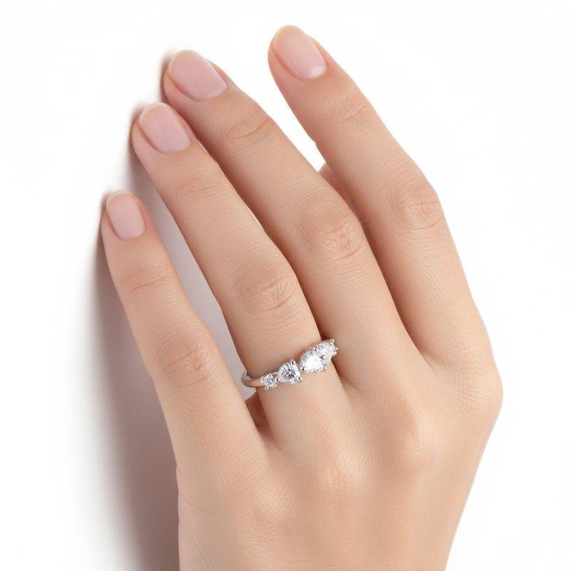 ANEL COM ZIRCÔNIAS CORAÇÃO PRATA