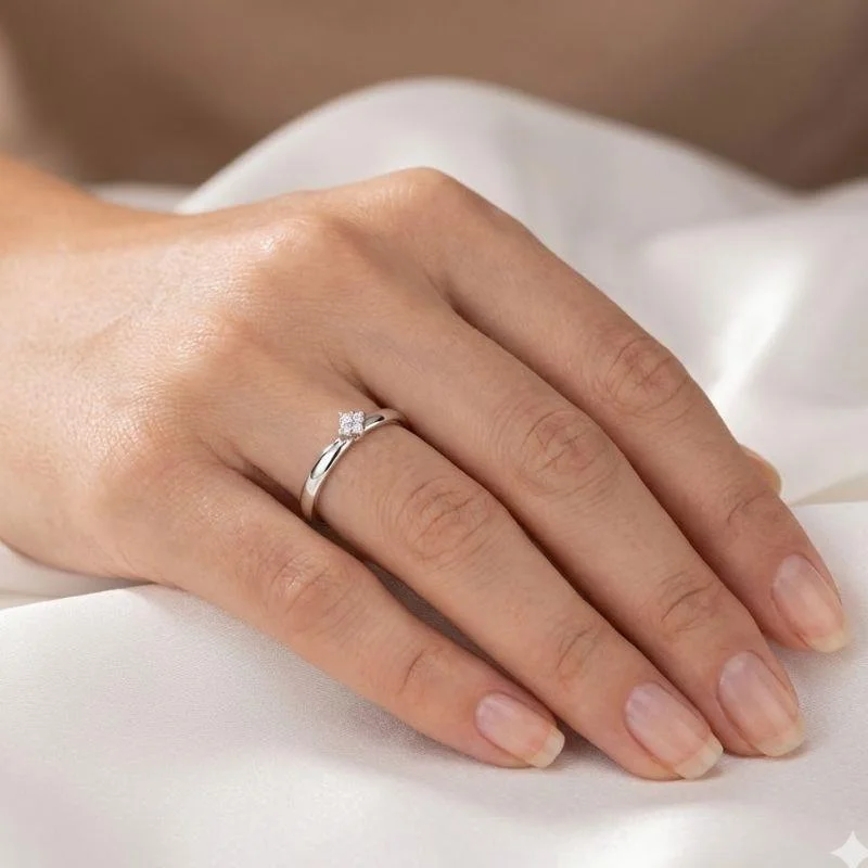 ANEL SOLITÁRIO CRAVEJADO DE PRATA 925