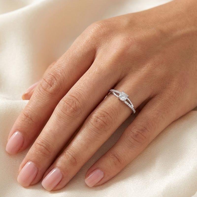 ANEL SOLITÁRIO CRAVEJADO DE PRATA 925