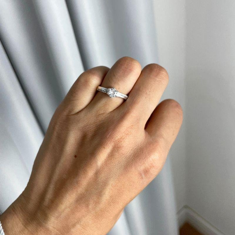 ANEL SOLITÁRIO CRAVEJADO DE PRATA