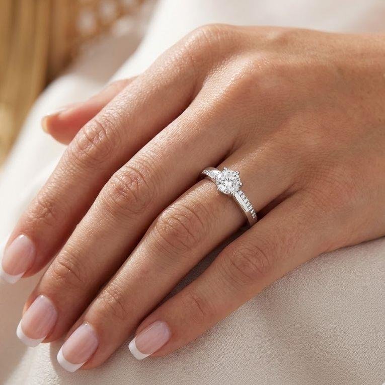 ANEL SOLITÁRIO CRAVEJADO DE PRATA 925