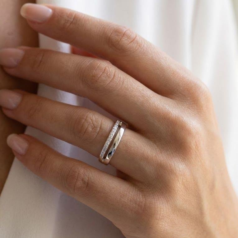 ANEL APARADOR CRAVEJADO DE PRATA 925