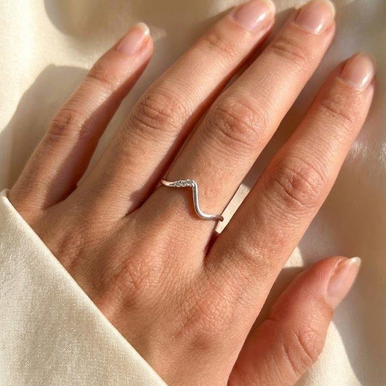 ANEL EM V DE PRATA 925