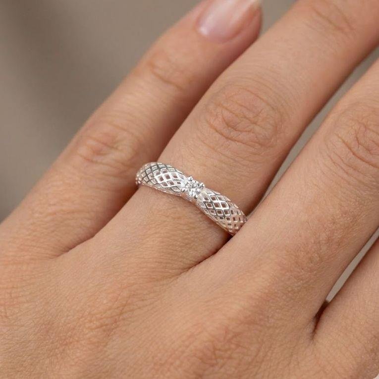 ANEL SOLITÁRIO TRABALHADO DE PRATA 925