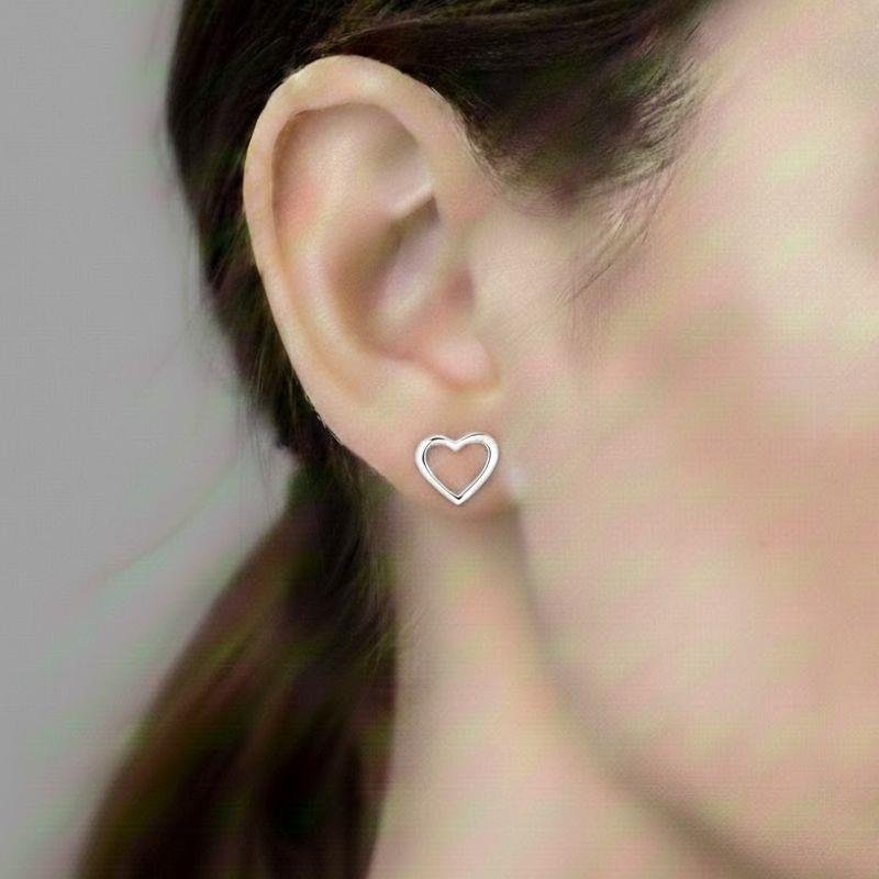 BRINCO CORAÇÃO VAZADO EM PRATA 925