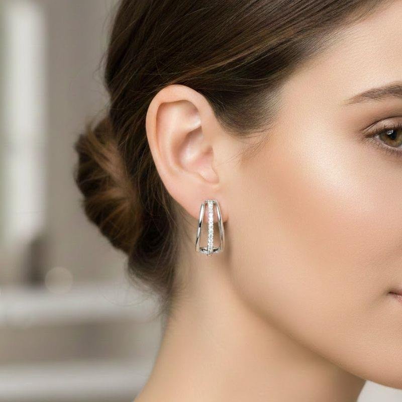 BRINCO CURVO VAZADO TRABALHADO EM PRATA 925