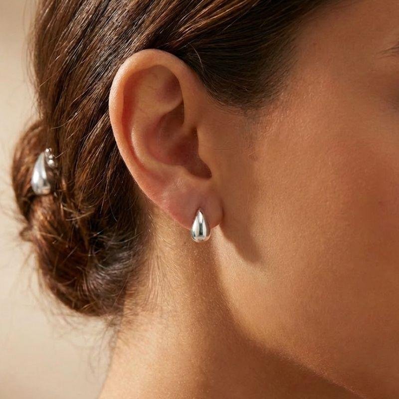 BRINCO GOTA LISO EM PRATA 925