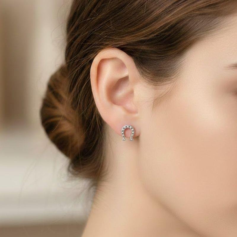 BRINCO FERRADURA TRABALHADA EM PRATA 925