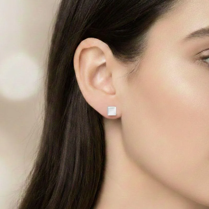 BRINCO QUADRADO LISO EM PRATA 925