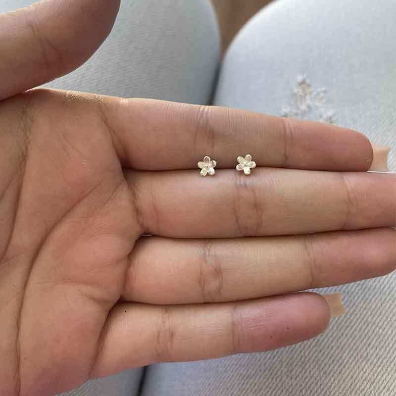 BRINCO FLOR P DE PRATA