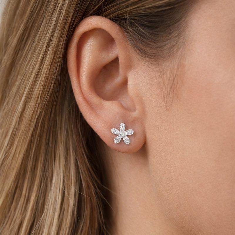 BRINCO FLOR M COM DETALHE TEXTURIZADO EM PRATA 925