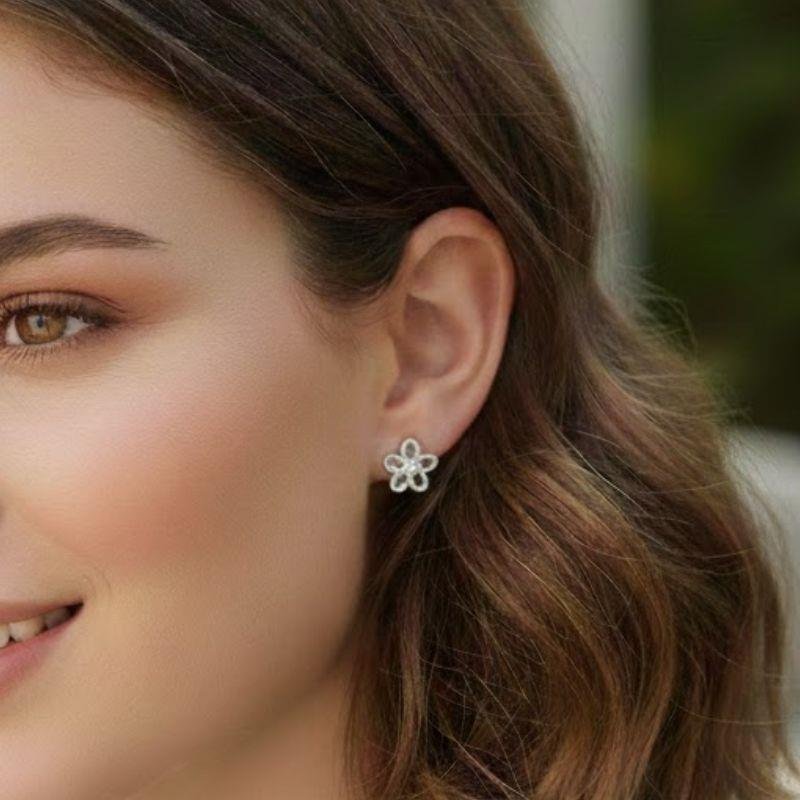 BRINCO FLOR VAZADO COM ZIRCÔNIA EM PRATA 925