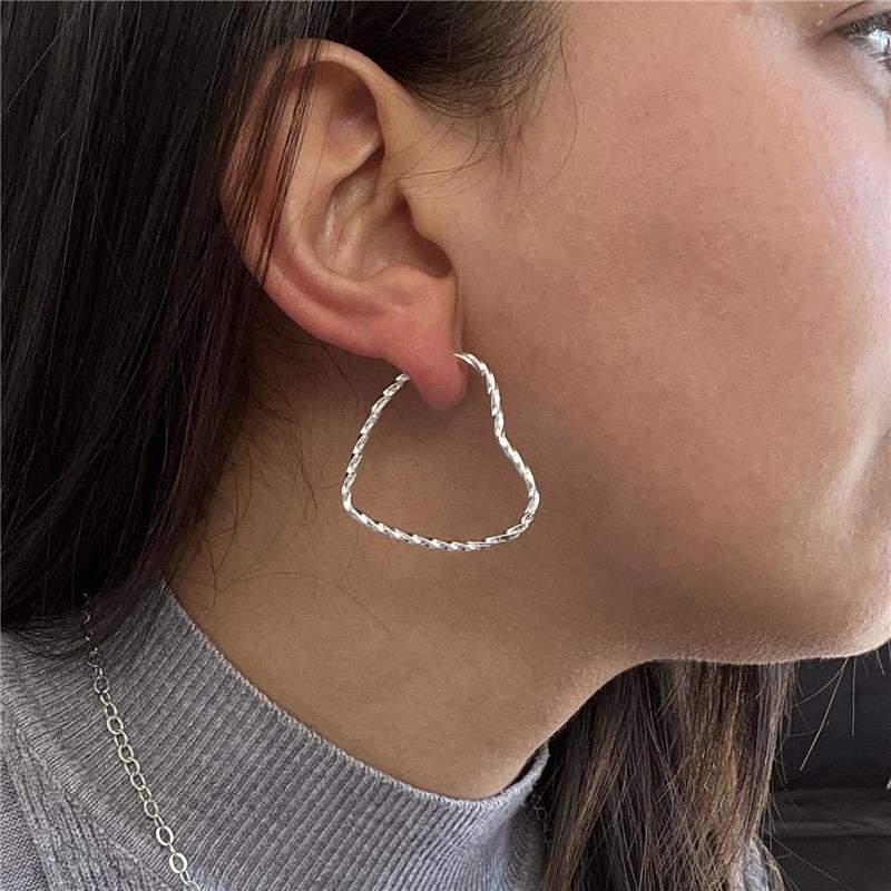 BRINCO CORAÇÃO TORCIDO DE PRATA 