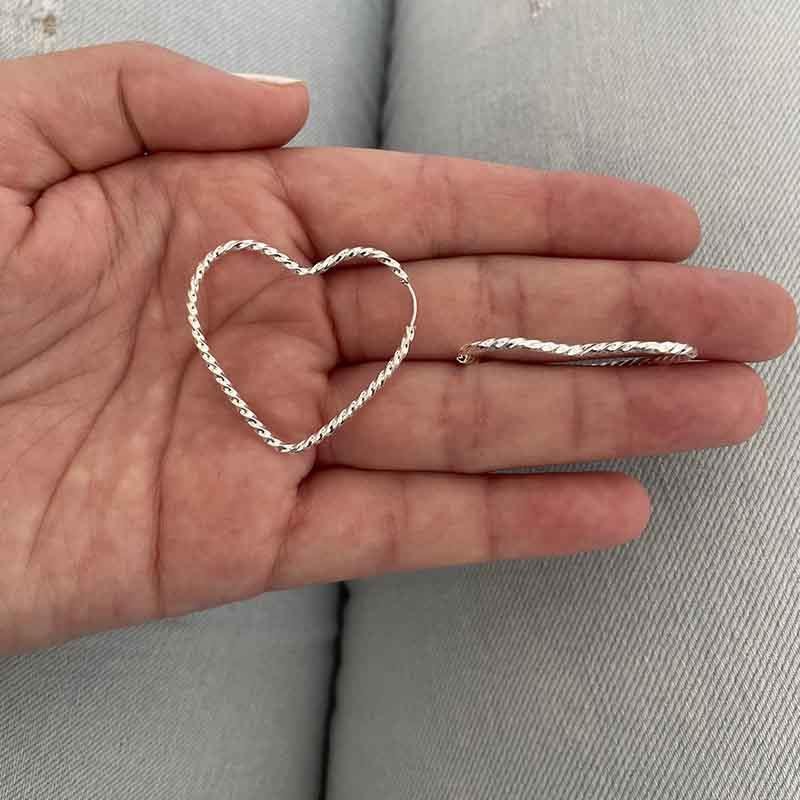 BRINCO CORAÇÃO TORCIDO DE PRATA 