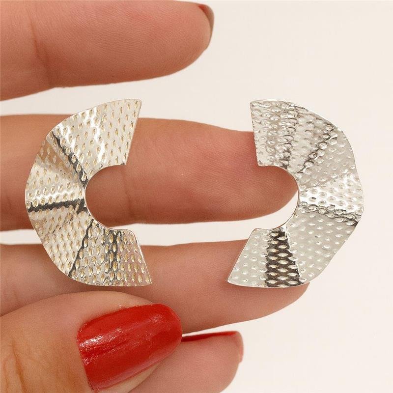 BRINCO MEIO CIRCULO ESTILO ORGÂNICO EM PRATA 925