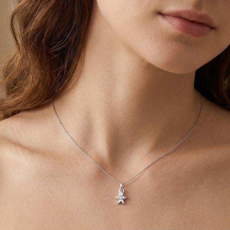 PINGENTE MENINO COM ROUPA CRAVEJADA DE PRATA 925