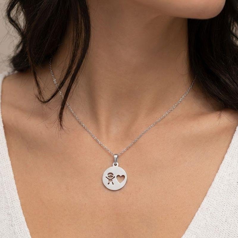 PINGENTE MENINA COM CORAÇÃO VAZADO EM PRATA 925