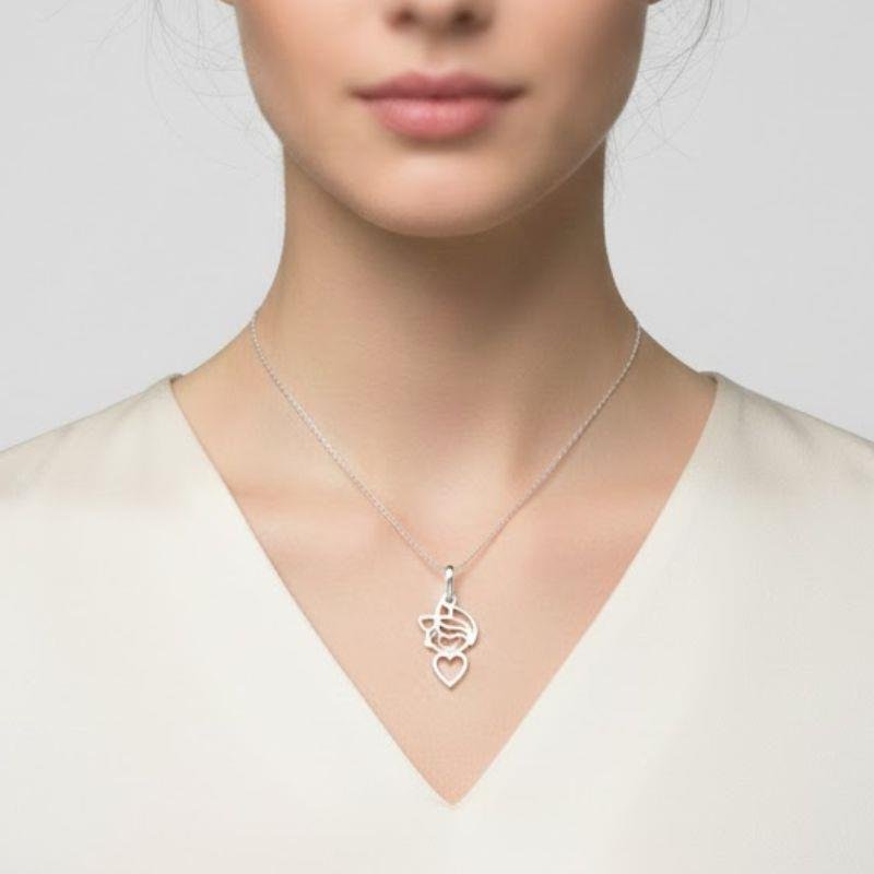 PINGENTE MENINA COM CORAÇÃO EM PRATA 925