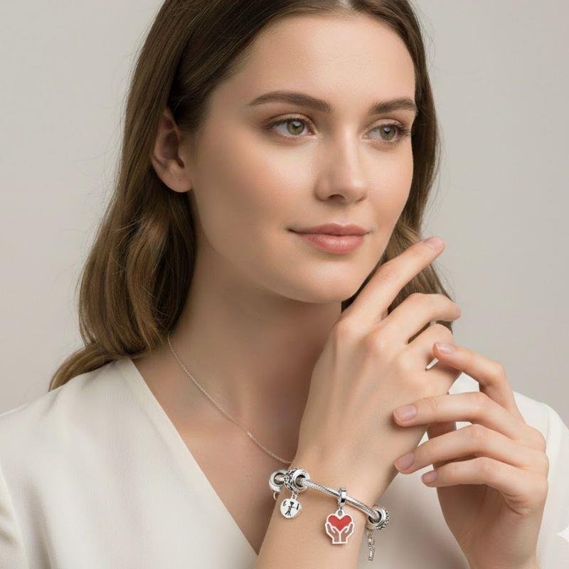 BERLOQUE MÃOS COM CORAÇÃO EM PRATA 925