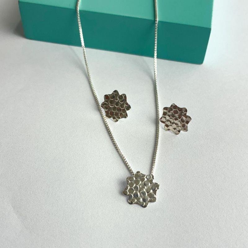 CONJUNTO FORMATO ORGÂNICO ESTRELADO EM PRATA 925