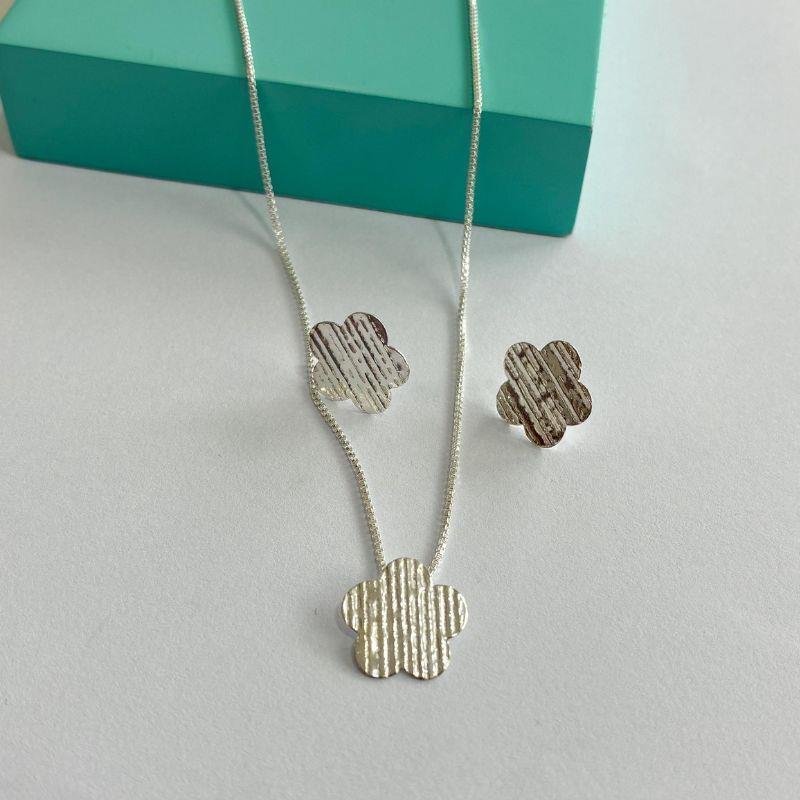 CONJUNTO DE FLOR ESTILIZADA EM PRATA 925